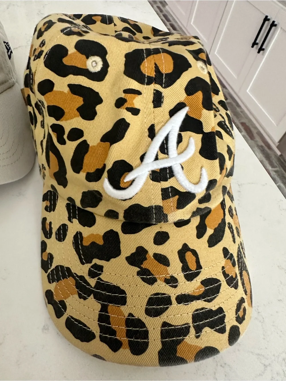 Atlanta Braves women’s Baseball Cap - White, Blue Tie-Dye & Leopard